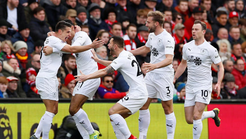 这队的前场连接太顺畅（这队前场联动极其流畅）