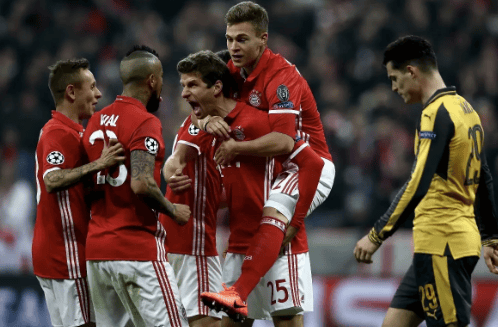 没有技巧全是感情，弗兰克告别演讲深情演唱《月亮代表我的心》（弗兰克告别演讲：不靠技巧，深情献唱《月亮代表我的心）