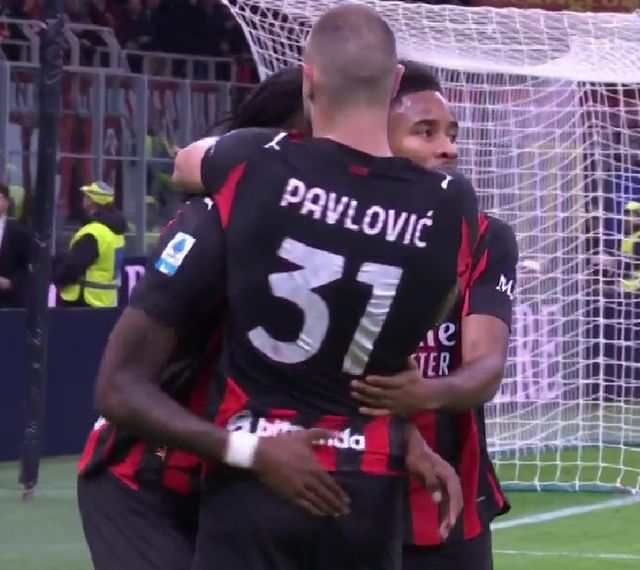 镜报：曼联100英镑开放球迷参观卡灵顿新基地，可进入更衣室（镜报：曼联开放卡灵顿新基地参观，票价100英镑，球迷可进更衣室）