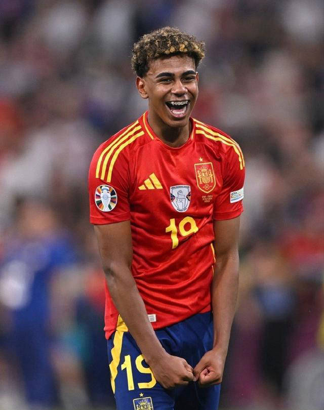 深圳五连胜冲上前列（深圳豪取五连胜跻身前列）