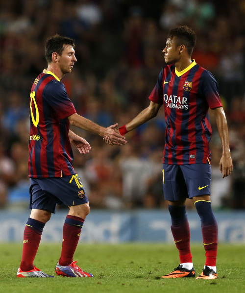 克雷莫内塞2-0莱切，博纳佐利建功，萨纳夫里亚锁定胜局（克雷莫内塞2-0击败莱切：博纳佐利先拔头筹，萨纳夫里亚终结比赛）