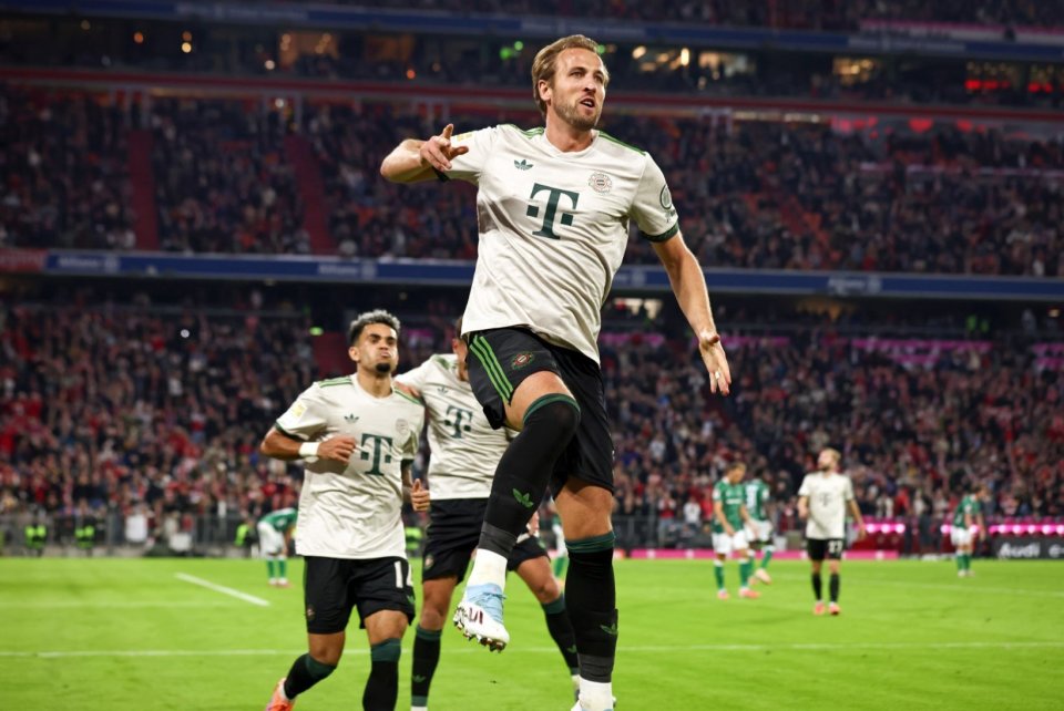 热爱皆平等，河南球迷赛前在球场外声援阿奇姆彭（热爱无差别：河南球迷赛前场外力挺阿奇姆彭）