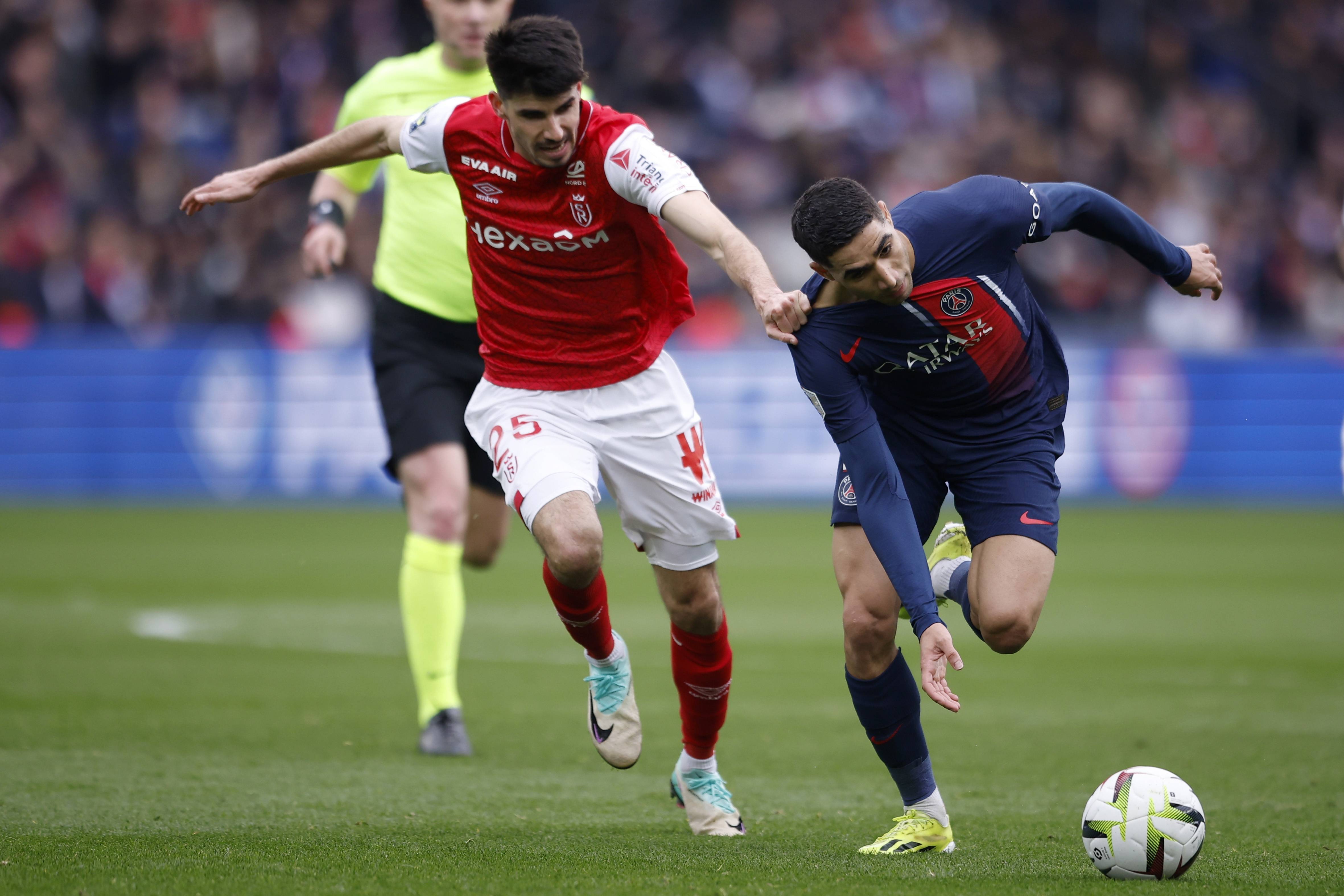 AC米兰在意大利杯负于拉齐奥，终结13场不败，放弃杯赛以专注意甲，凸显战略调整。（AC米兰意杯不敌拉齐奥，13场不败止步，舍杯专攻意甲显战略转向）