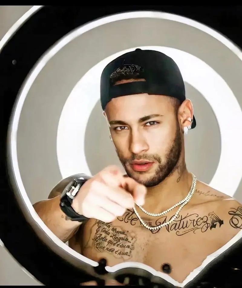 队报：德尚指控诽谤他和本泽马有矛盾的记者，本周四已开庭（队报：德尚以诽谤罪起诉称其与本泽马不和的记者，周四开庭）