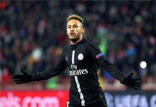 图片报：西蒙斯因抱怨颈痛缺席昨日合练，很可能缺战今日比赛（图片报：西蒙斯昨因颈痛未参加合练，今日比赛恐将无缘）