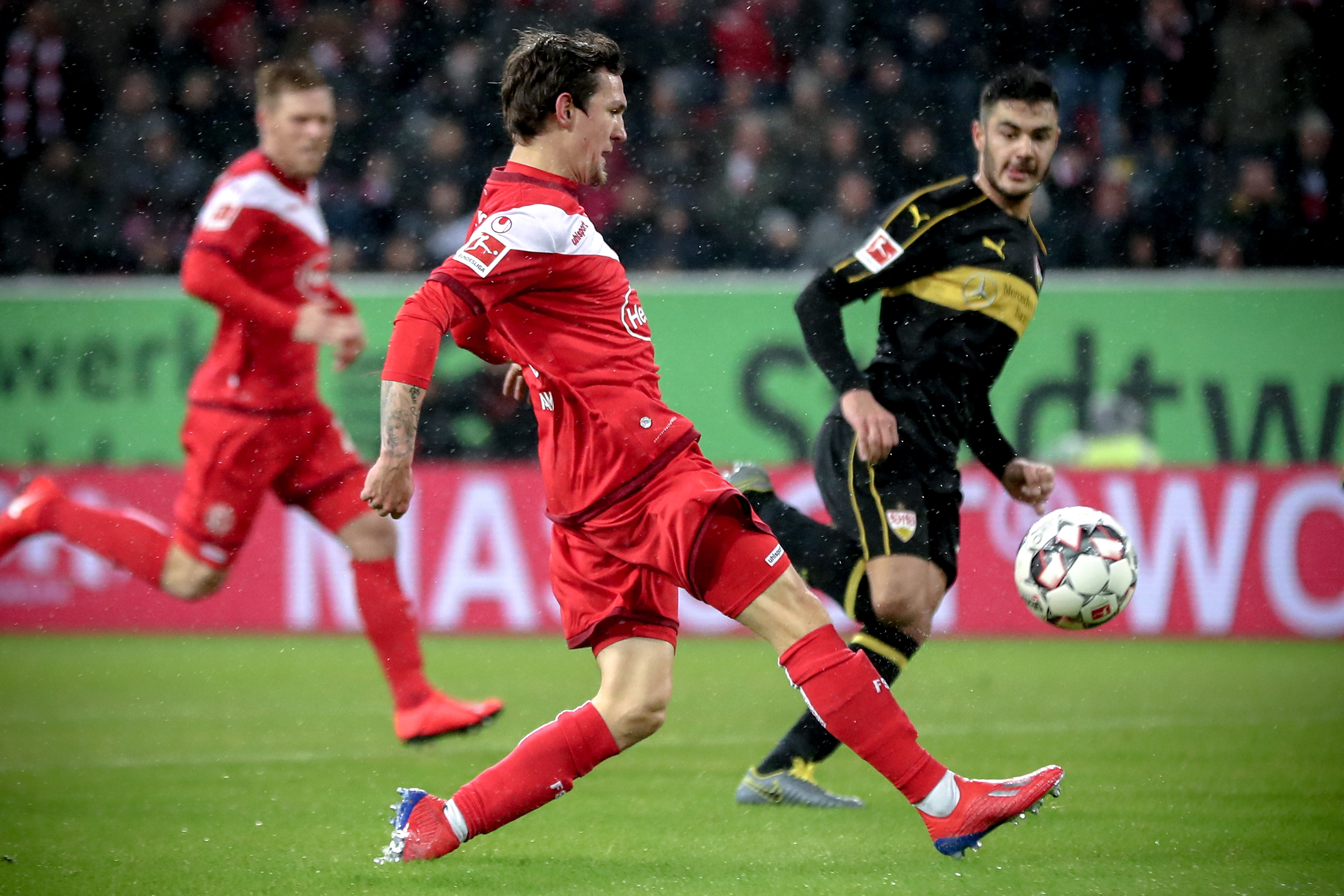 罗马诺：尤文知道三家英超俱乐部联系了道路，球员希望转会（罗马诺：尤文知悉三家英超队已与道路接触，球员有意转会）