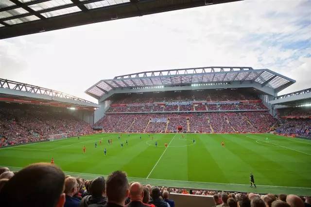 克里斯替补登场仅一分钟，就为我们扳平了比分！（克里斯替补一分钟建功，助球队扳平比分！）