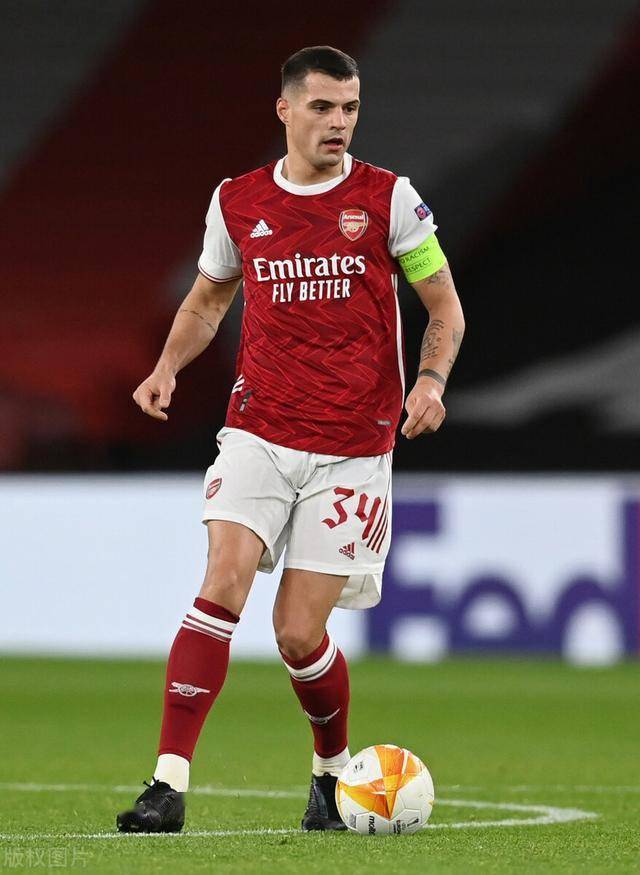 阿尔巴达成迈阿密百场里程碑，获赠纪念球衣+全队合影庆祝（阿尔巴迈阿密百场达成：获赠纪念球衣，与全队合影庆祝）